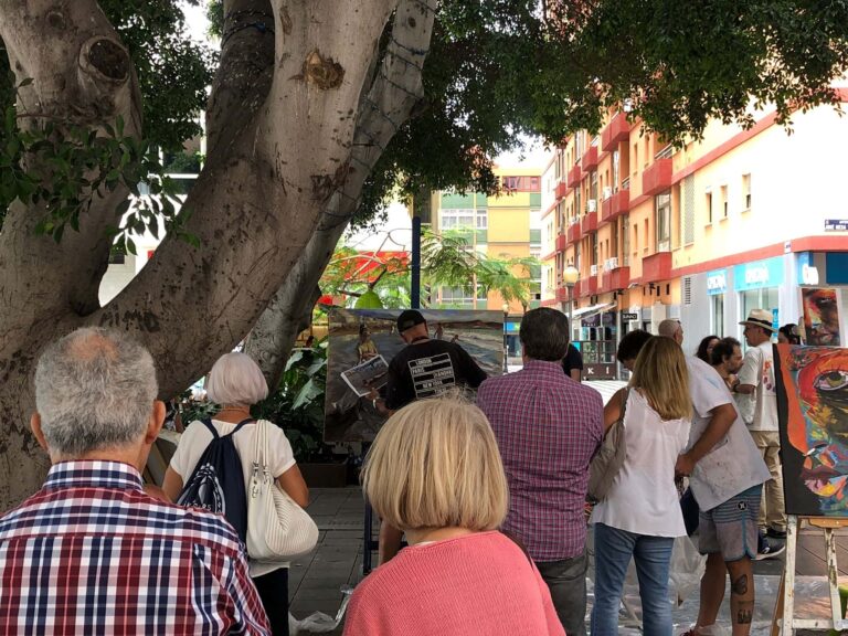 Paco Navarro mostrando su arte al público